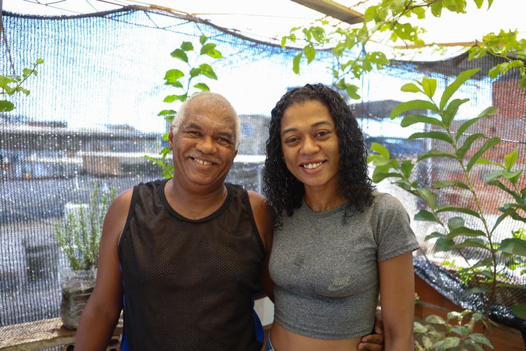 Tomaz Silva/Agência Brasil Rio de Janeiro (RJ), 15/01/2026 – O aposentado, Jocimar Martins e sua filha, Fernanda da Silva martins posam para fotografia durante entrevista à Agência Brasil, no Complexo da Penha, na zona norte do Rio de Janeiro. Foto: Tomaz Silva/Agência Brasil